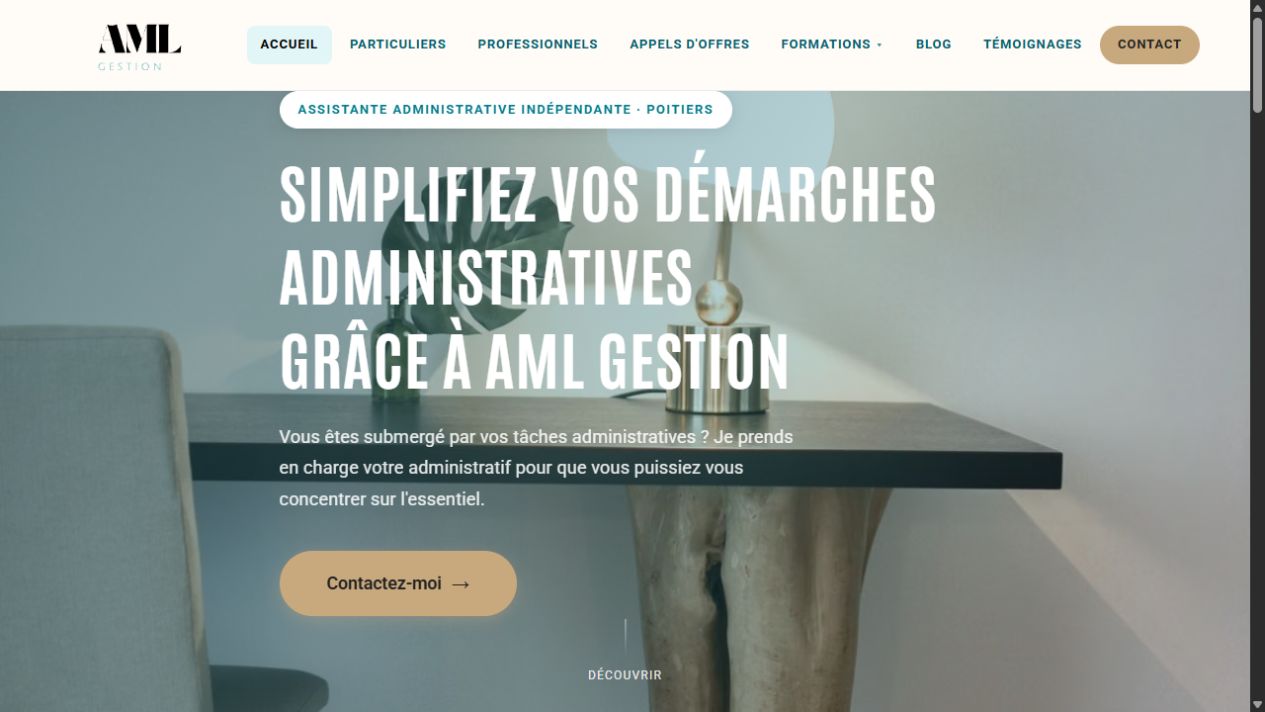 Aperçu de la page d’accueil AML Gestion, aux tons beige et bleu-vert, présentant ses services administratifs